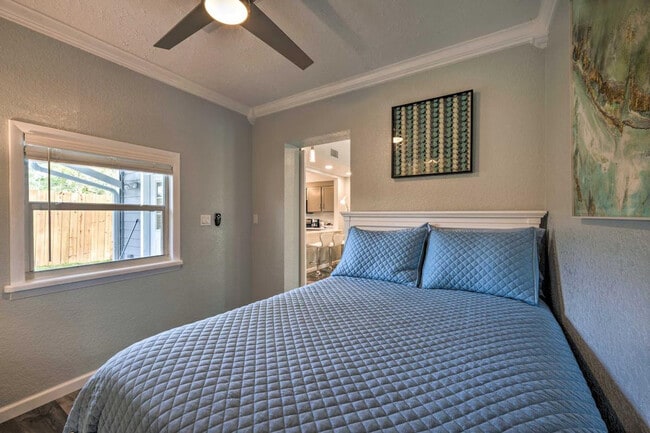 Building Photo - 224 E Kelly Park Rd