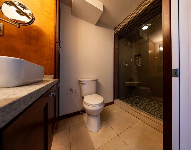 Building Photo - 3Bd/1.75Ba Seattle Condo