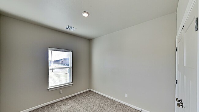 Building Photo - Very Nice 3 Bedroom 2 Bath Home in Yukon S...