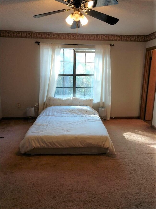 Building Photo - 1008 Pineview Blvd