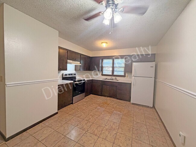 Building Photo - Charming 3 Bedroom Unit Available!
