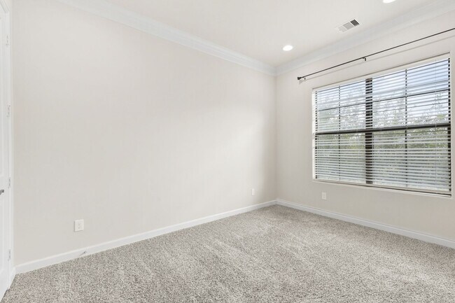 Building Photo - Elegant 3-Bedroom Home in Gated Inner Loop...