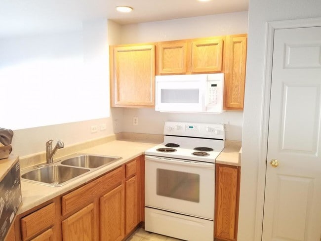 Building Photo - 1691 Oak Creek Dr