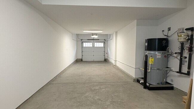 Building Photo - Modern 3BR/3BA Townhome in Prime Mountain View Location