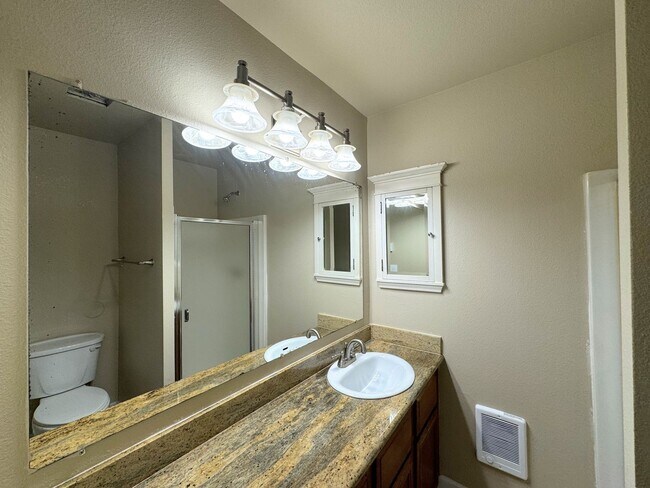 Building Photo - Lovely 2 Bedroom Condo in Hampton Village ...
