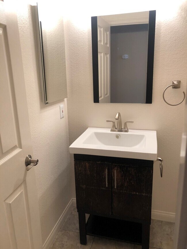 Building Photo - Gorgeous and Large  4 bedroom Custom Singl...
