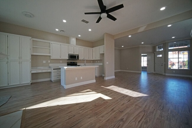 Building Photo - Beautifully remodeled 4 bedroom, 2 bathroo...