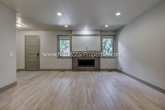 Building Photo - Town home located in west side Bend