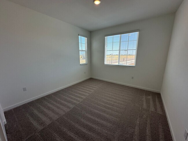 Building Photo - Stunning, Sun-Drenched 4BR + Loft Home in Lakeview – Loaded with Premium Upgrades!