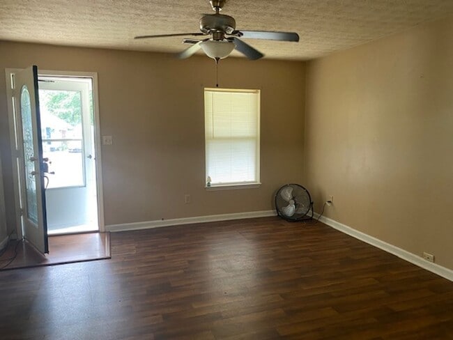 Building Photo - Ranch style home in Stockbridge