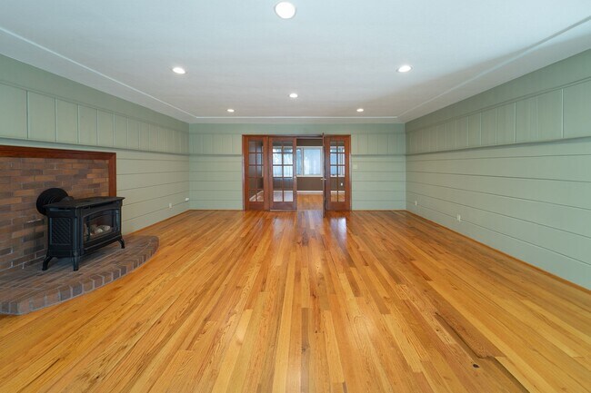 Building Photo - Charming and Well-Maintained Home in a Serene Neighborhood