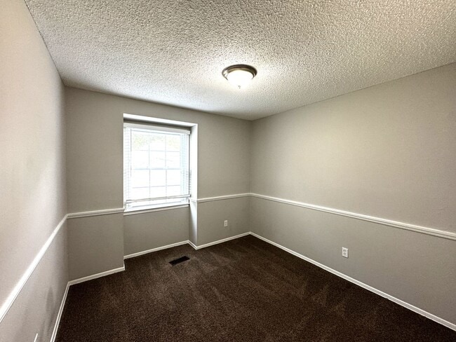 Building Photo - 3995 Valley Ct