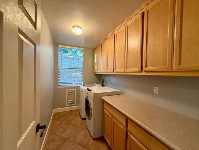 Building Photo - Beautiful 3 Bedroom 2.5 Bathroom Single Fa...