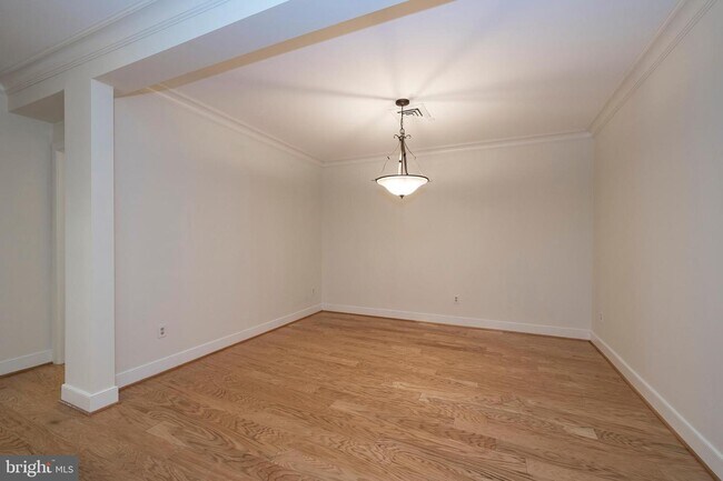 Building Photo - 510 Wellington Square