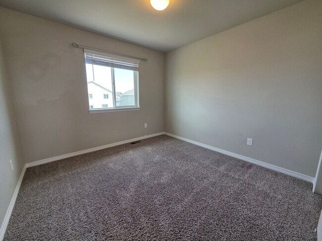 Building Photo - 3 Bed 3 bath house in Lorson Ranch!