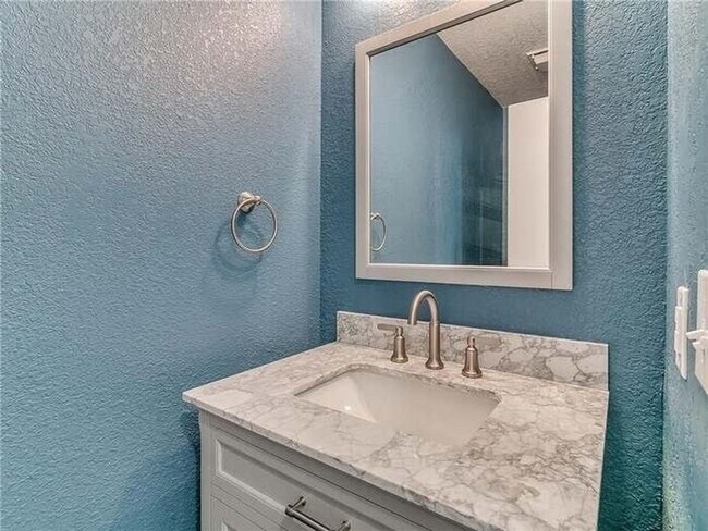 Building Photo - Spacious 4 Bedroom Home - Edmond Schools -...