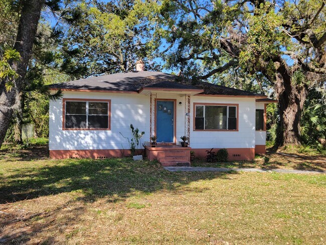 Primary Photo - 746 E Garden St