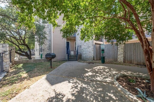 Building Photo - 2414 Longview St