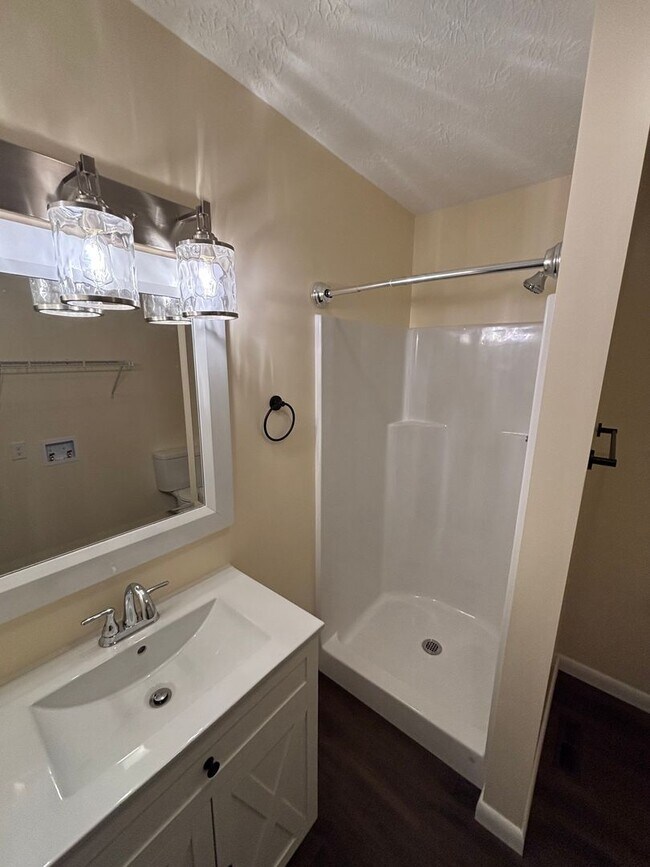 Building Photo - Newly Remodeled rancher in Halls