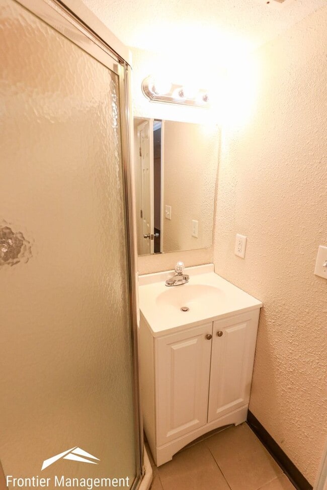 Building Photo - Awesome 5 Bedroom home near campus and Agg...