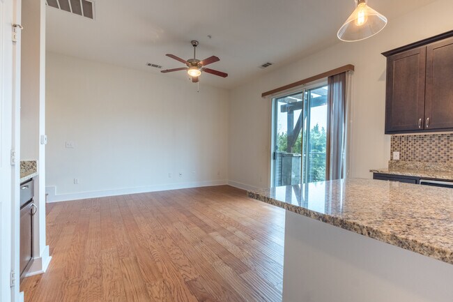Building Photo - Beautiful 2 Bedroom, 2.5 Bath Townhome in Northwest Austin