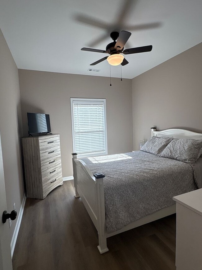 Building Photo - 404 Cedar Ln