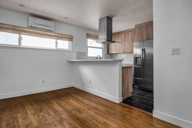 Building Photo - Designer unit in West Hollywood!