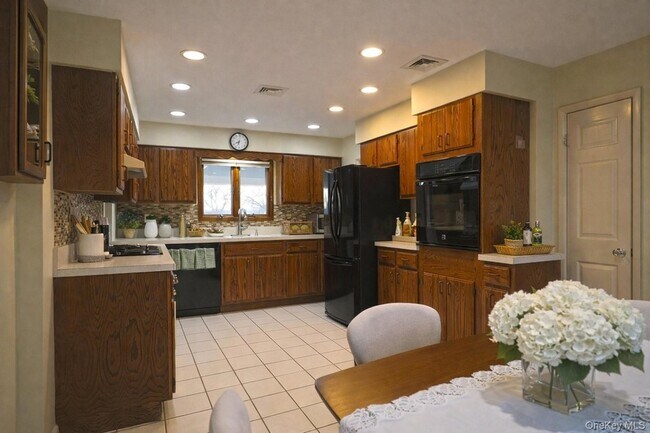 Building Photo - 18 Strathmore Village Dr