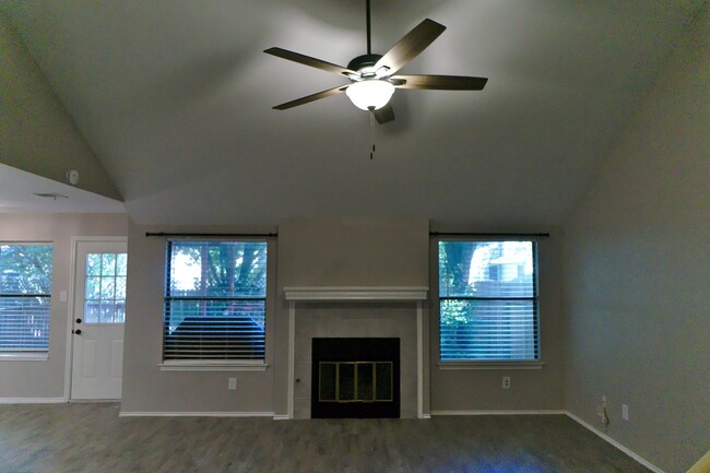 Living room with vaulted ceilings - 12905 Modena Trail