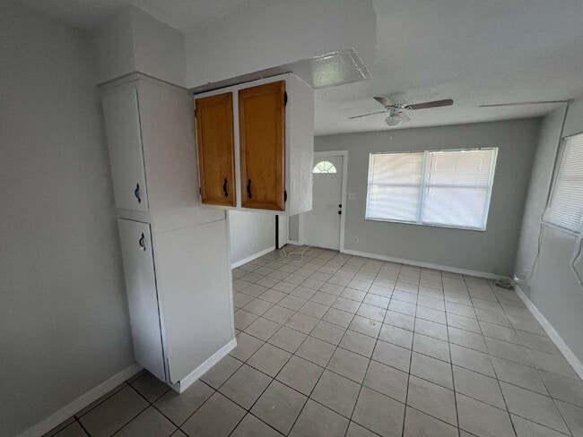 Building Photo - Charming 2BR/1BA in Quiet Alva – Fresh Pai...