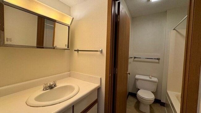 Building Photo - $1,350 | 3 Bedroom, 1 Bathroom Apartment |...