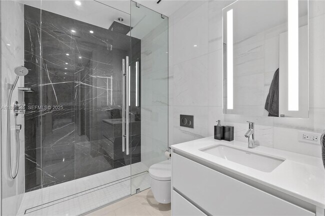 Building Photo - 300 Biscayne Blvd Way