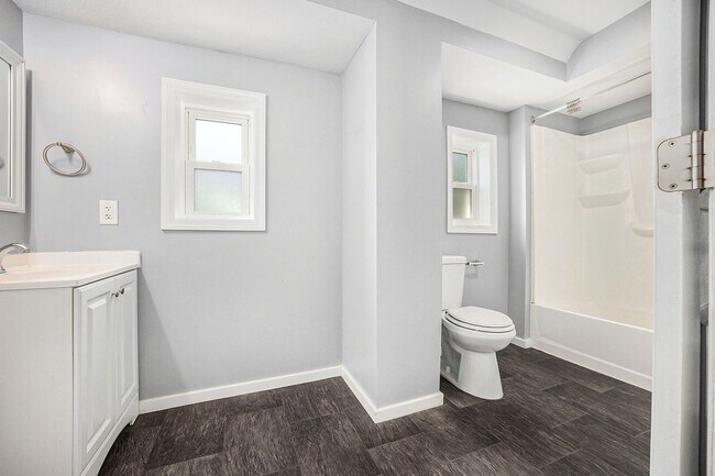 Building Photo - Spacious 5BR/2.5BA in Creston with Garage & Fenced Backyard