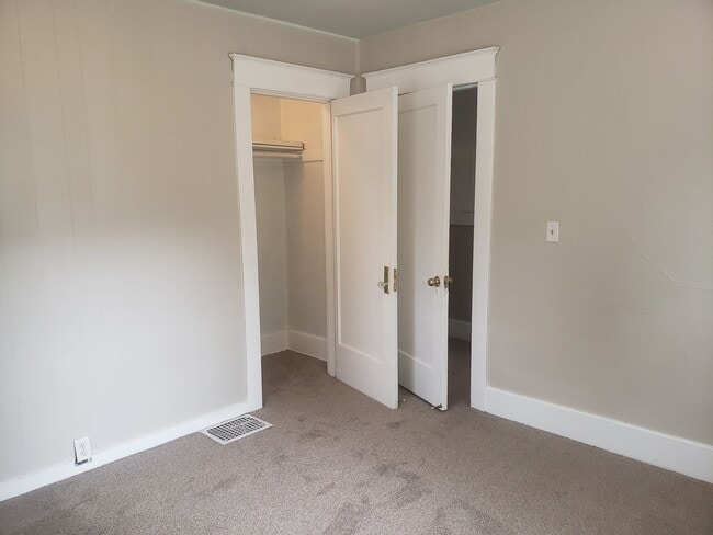 Building Photo - 1032 NE Madrona St