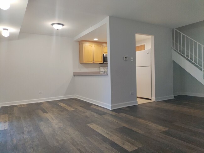 Building Photo - 20 Cour Masson