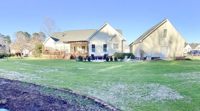 Building Photo - 4 Bed/3 Bath Spacious Home! Extra 2 Car Ga...
