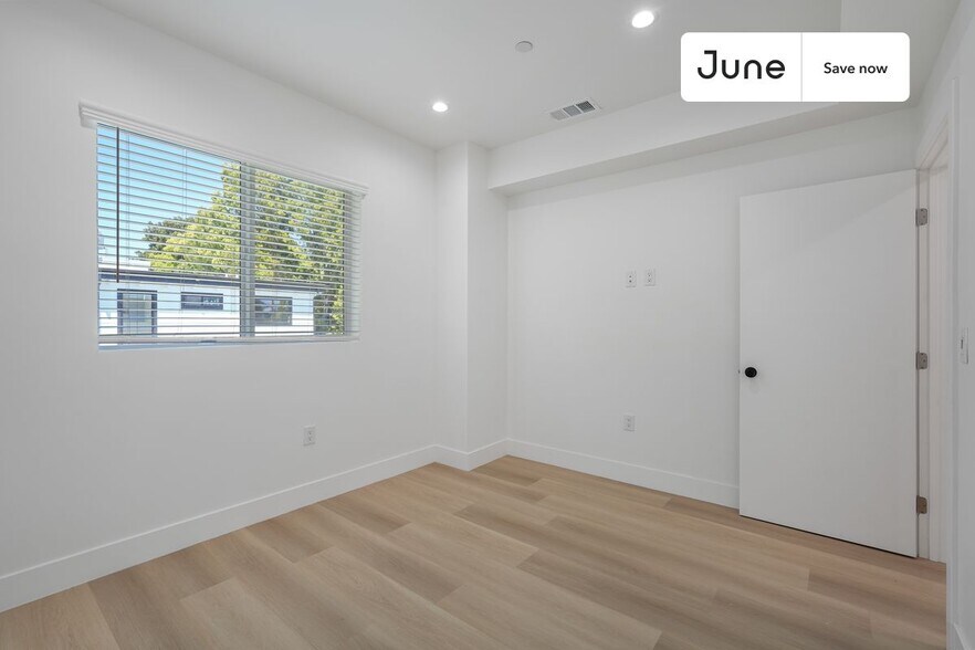 Building Photo - 1321 N June St