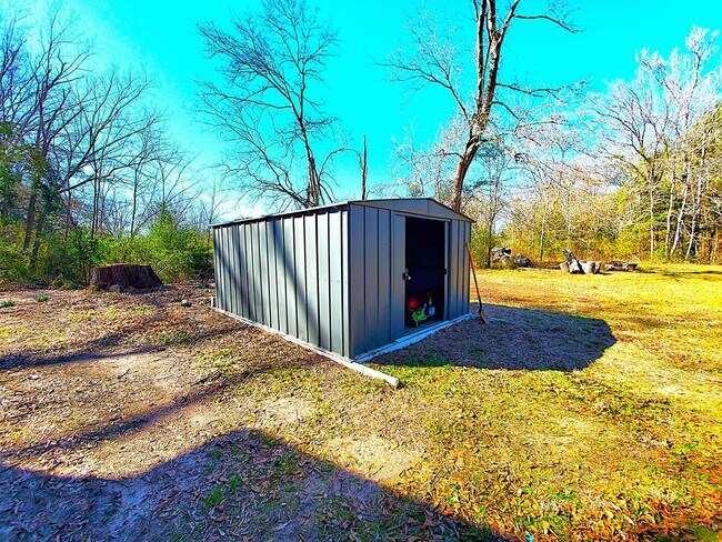 Building Photo - Welcome to this charming 2 bedroom, 2 bathroom home in Henderson, Texas!