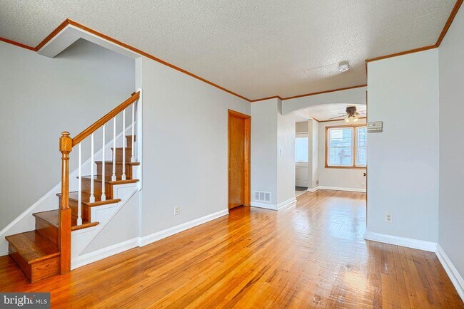 Building Photo - 6905 Bank St