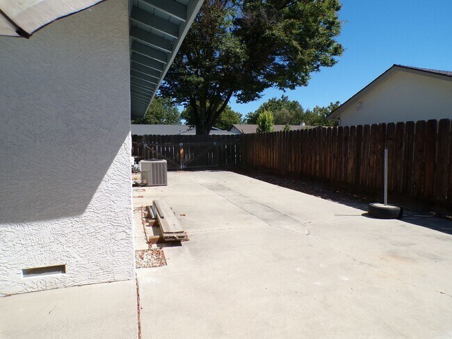 Building Photo - Charming 3 bedroom Home Near Beyer High School
