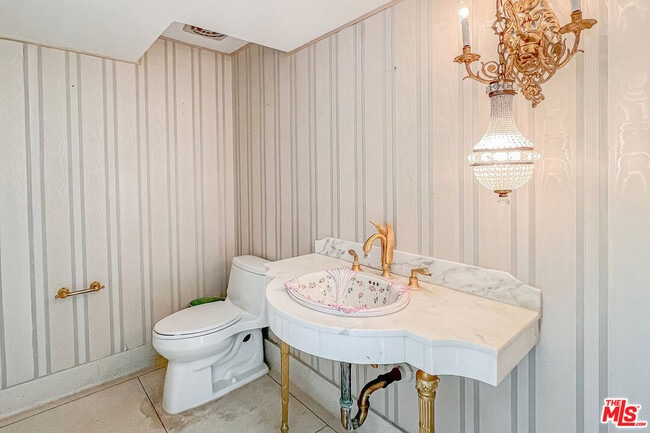 Building Photo - 713 Elm Dr