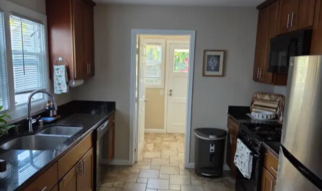 Building Photo - Spacious & Updated 2 BR / 1 BA Home in North Oakland – Move-In Ready!