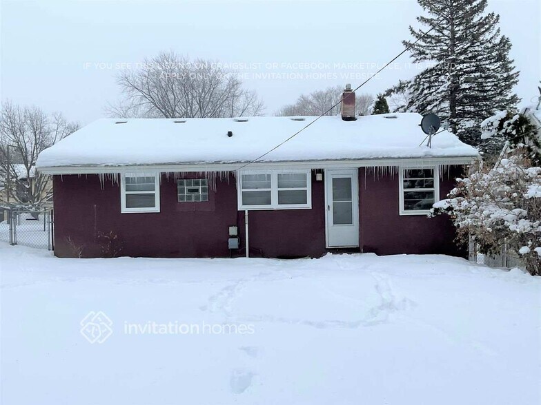 Building Photo - 875 Iroquois Ave