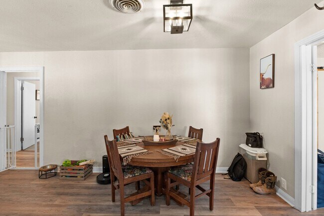 Building Photo - AVAILABLE BEGGINING OF JUNE ; APPLY ON OUR WEBSITE TODAY!!!