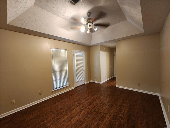 Building Photo - 549 Sheila Blvd