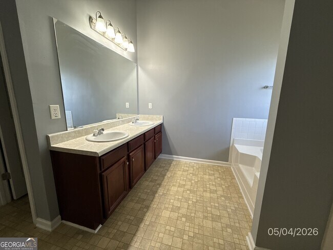 Building Photo - 1002 Odelle Cir