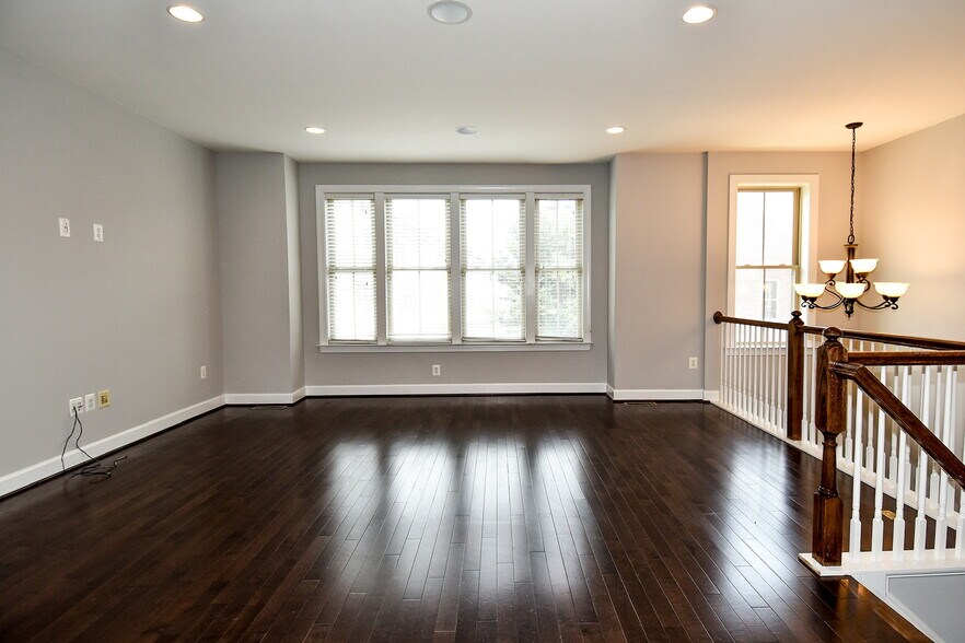 Building Photo - 2602 S Kenmore Ct