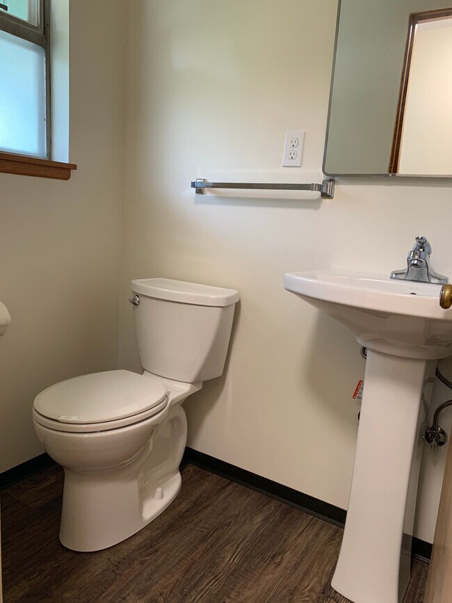 Building Photo - Beautiful 4 Bedroom 1.5 Bath Rambler in Parkland!!!