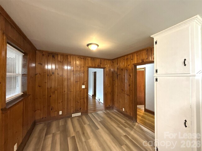 Building Photo - 2000 Weststone Dr