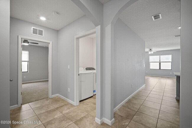 Building Photo - 548 Coyote Dr